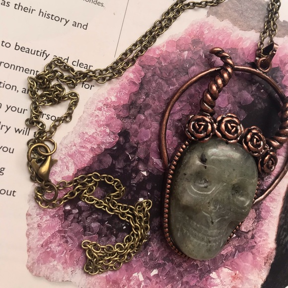 ✨ON SALE✨ ✨Labradorite Skull Pendent - Picture 3 of 7